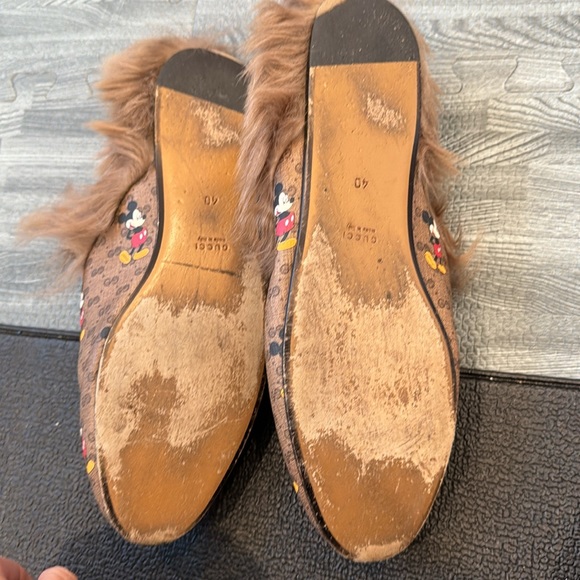Gucci x Disney PRINCETOWN mule slide with Mickey Mouse and lamb wool lining - Picture 9 of 10
